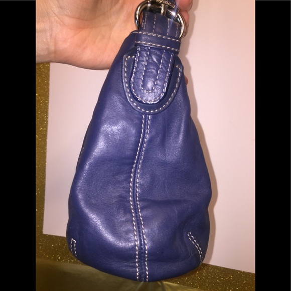 Tignanello’s Blue Genuine Leather Shoulder Bag - Picture 4 of 8